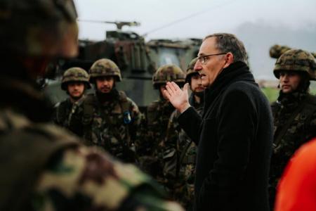 Mario Fehr im Gespräch mit Soldaten
