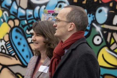 Regierungsrat Martin Neukom und Stadträtin Simone Brander vor einem bunten Graffito.