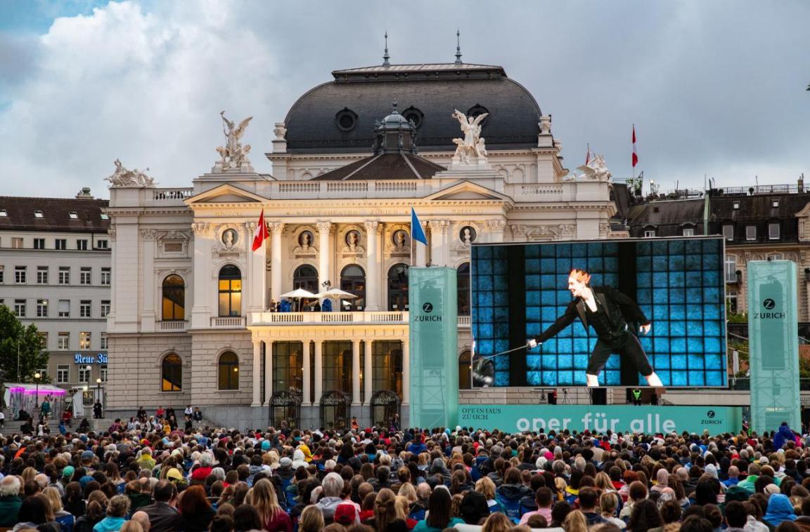 Fotografie der Aufführung des Ballet für Alle 2019 vor dem Zürcher Opernhaus
