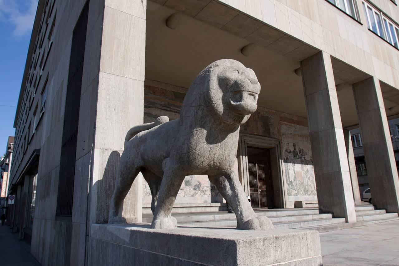 Löwe aus Stein vor dem Eingang der Finanzdirektion.