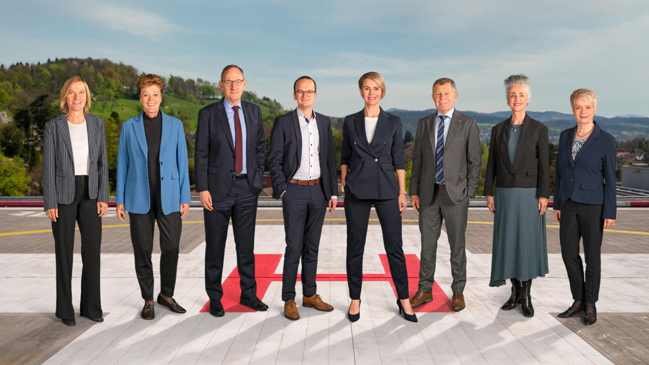 Die sieben Regierungsmitglieder und die Staatschreiberin auf dem Helikopterlandeplatz des Kantonsspital Winterthur