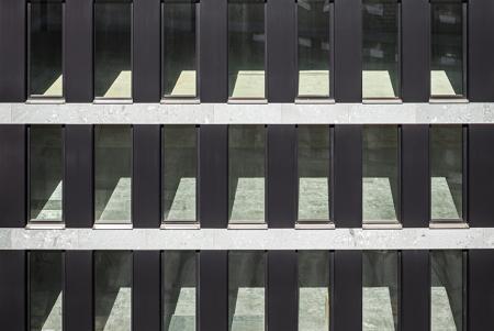 PJZ_Baustelle im April 2020: Zoom auf Fassade mit einem Arbeiter zwischen zwei Fensterrahmen stehend.
