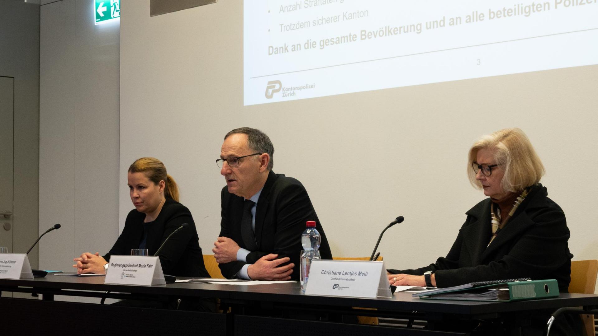 Regierungsrat Mario Fehr sowie Vertreterinnen der Kantons- und Stadtpolizei Zürich präsentieren die Kriminalstatistik für das Jahr 2023