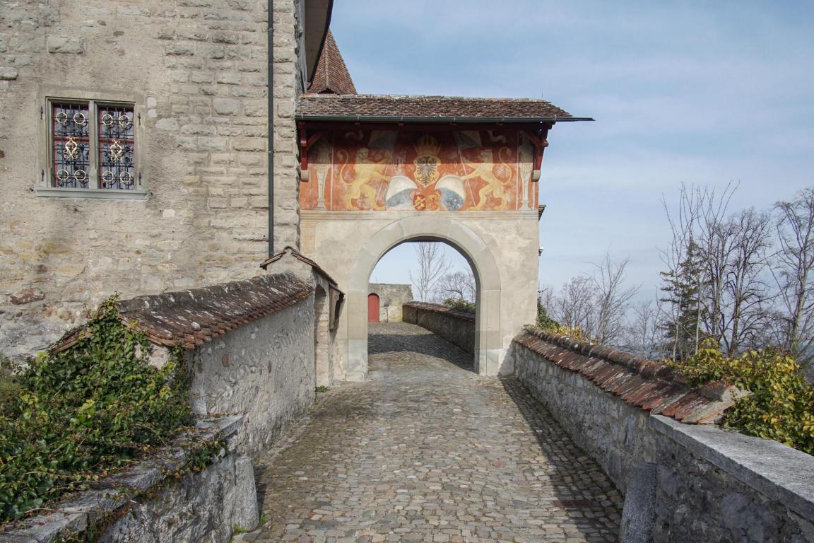 Eingangstor des Schloss Kyburg mit Zürcher- und Kyburger Wappen