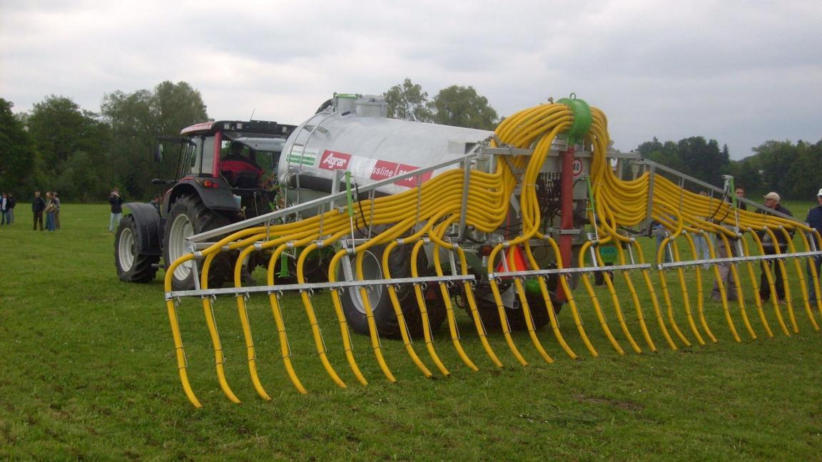 Foto zeigt einen Traktor mit Schlappschlauch
