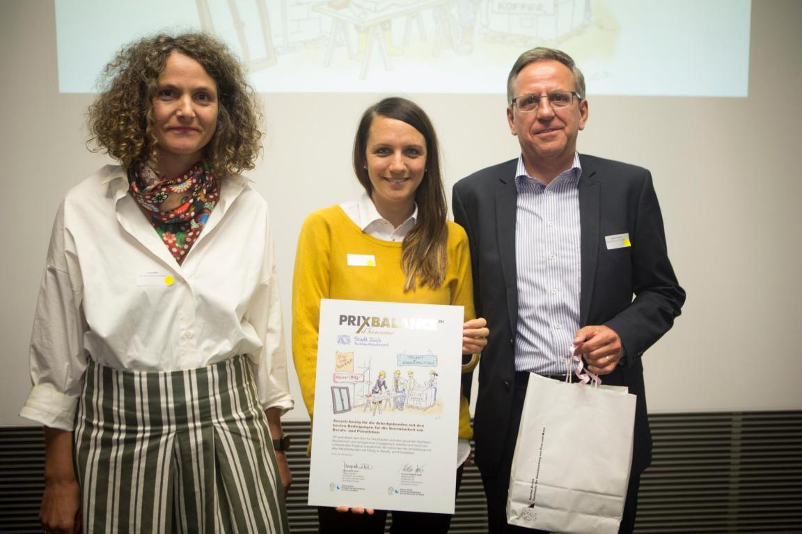 Ursula Müller, Celina Steiner und Jakob Müller vom Amt für Hochbauten der Stadt Zürich mit Prix Balance Urkunde an der Preisverleihung 2017