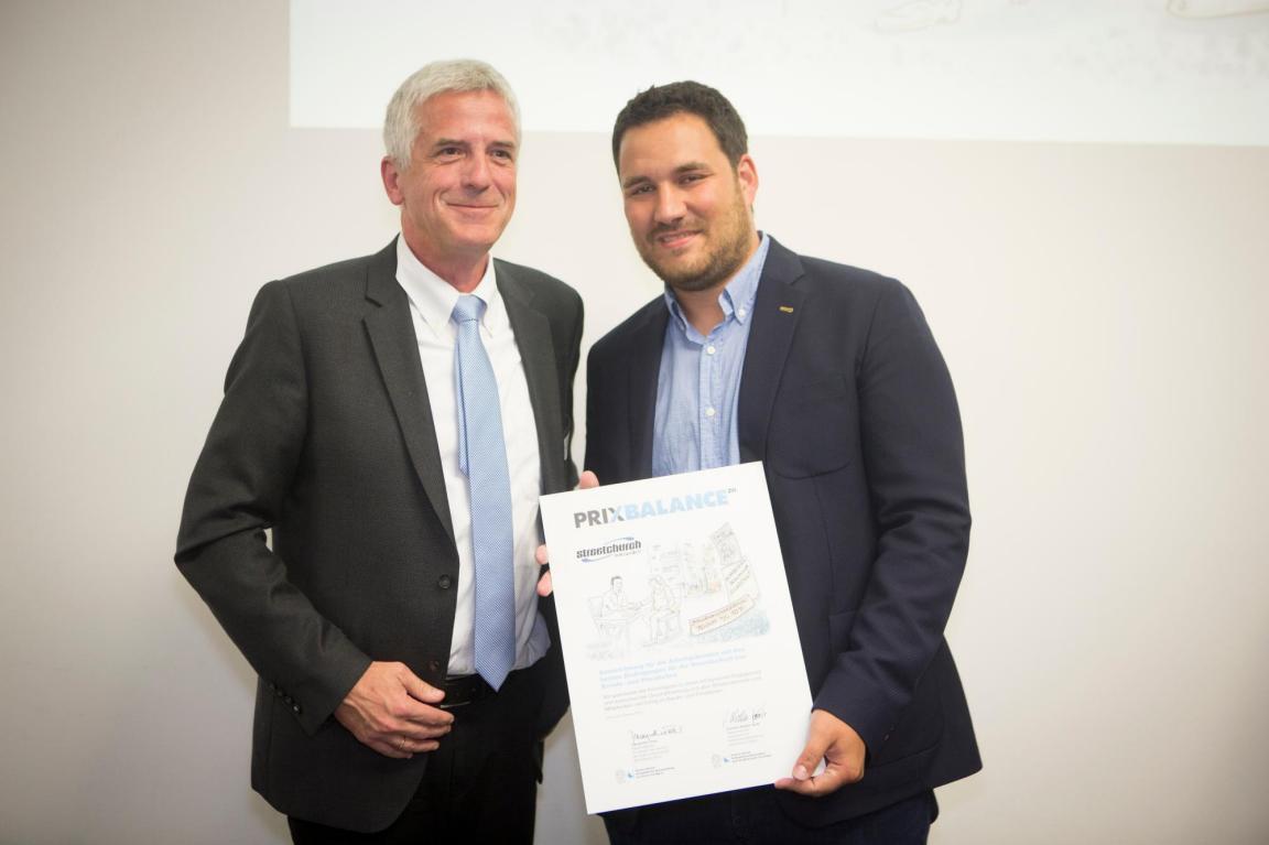 Referent Matthias Mölleney mit Geschäftsführer Philipp Nussbaumer von Streetchurch mit Prix Balance Urkunde an der Preisverleihung 2017