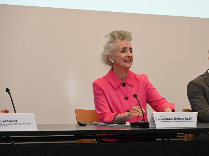 Regierungsrätin Carmen Walker Späh spricht im Medienzentrum, neben ihr Fabian Streiff, Chef Amt für Wirtschaft