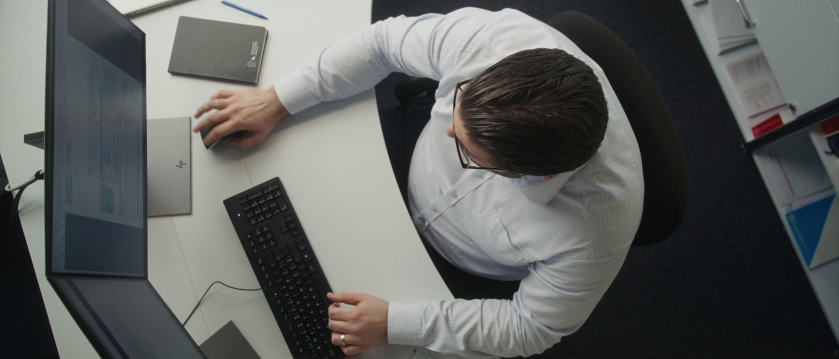 Einer unserer Steuerkomissäre am PC.