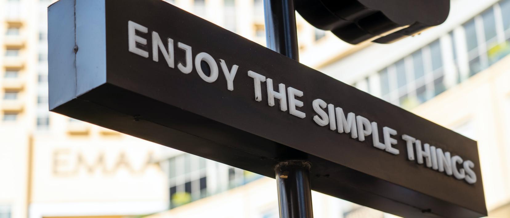 Schild mit der Aufschrift «Enjoy the simple things»