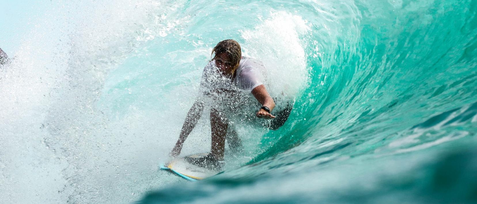 Ein Surfer reitet auf einer Welle