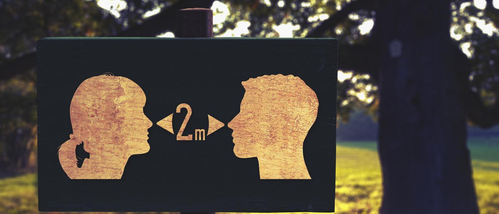 Ein Schild, dass zu Abstand von 2 Metern auffordert