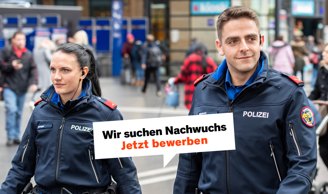 Polizistin & Polizist mit Schriftzug «Wir suchen Nachwuchs - Jetzt bewerben»