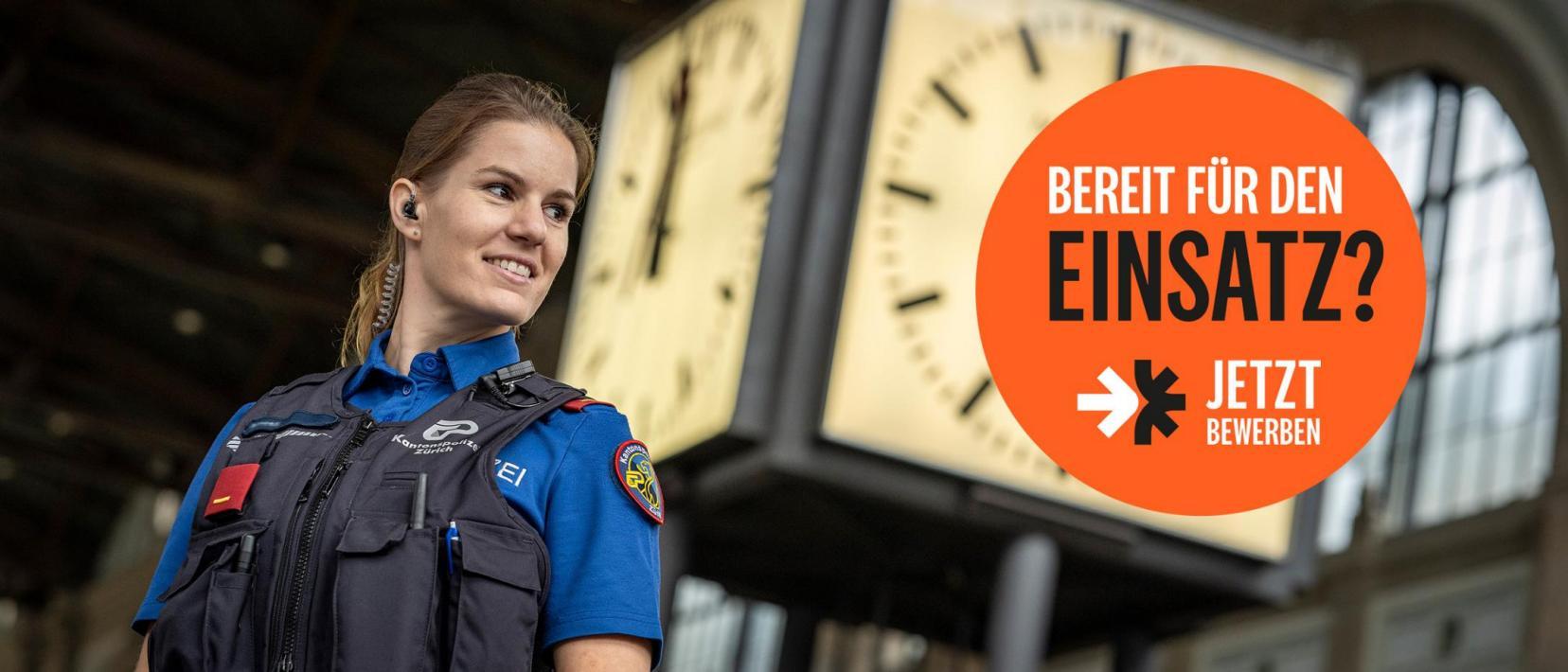 Eine Polizistin der Kantonspolizei Zürich auf Fusspatrouille am Zürcher Hauptbahnhof.