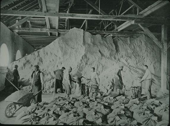 Dünger wird in Säcke abgepackt: Chemische Fabrik Uetikon