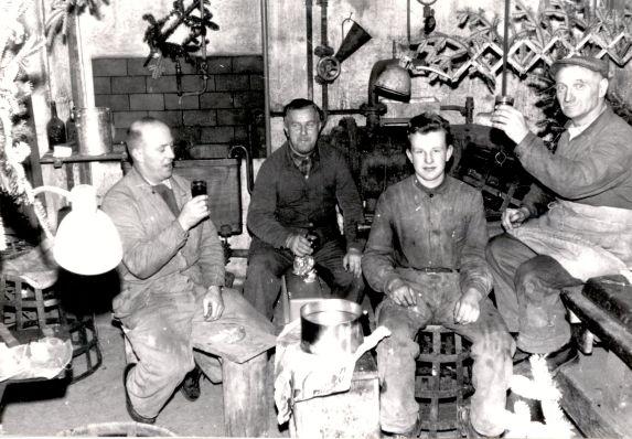 Arbeiter in der Mittagspause, Weihnachten 1955