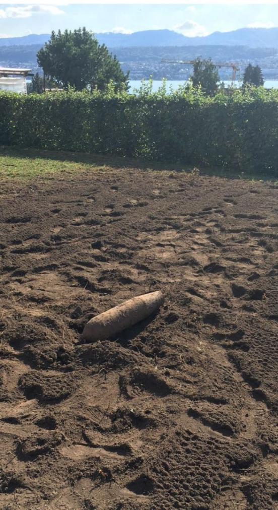 Der Blindgänger auf dem Feld.