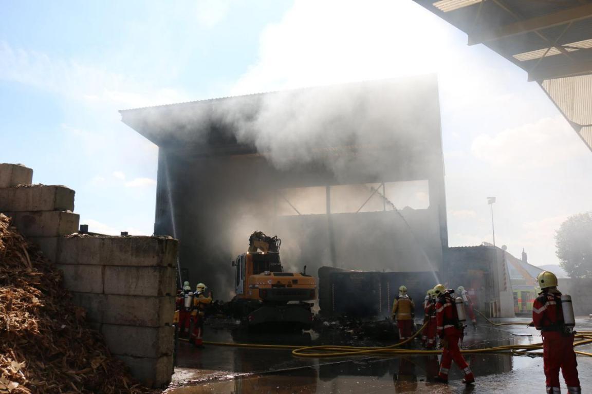 Das brennende Haus und die Löscharbeiten der Feuerwehr.