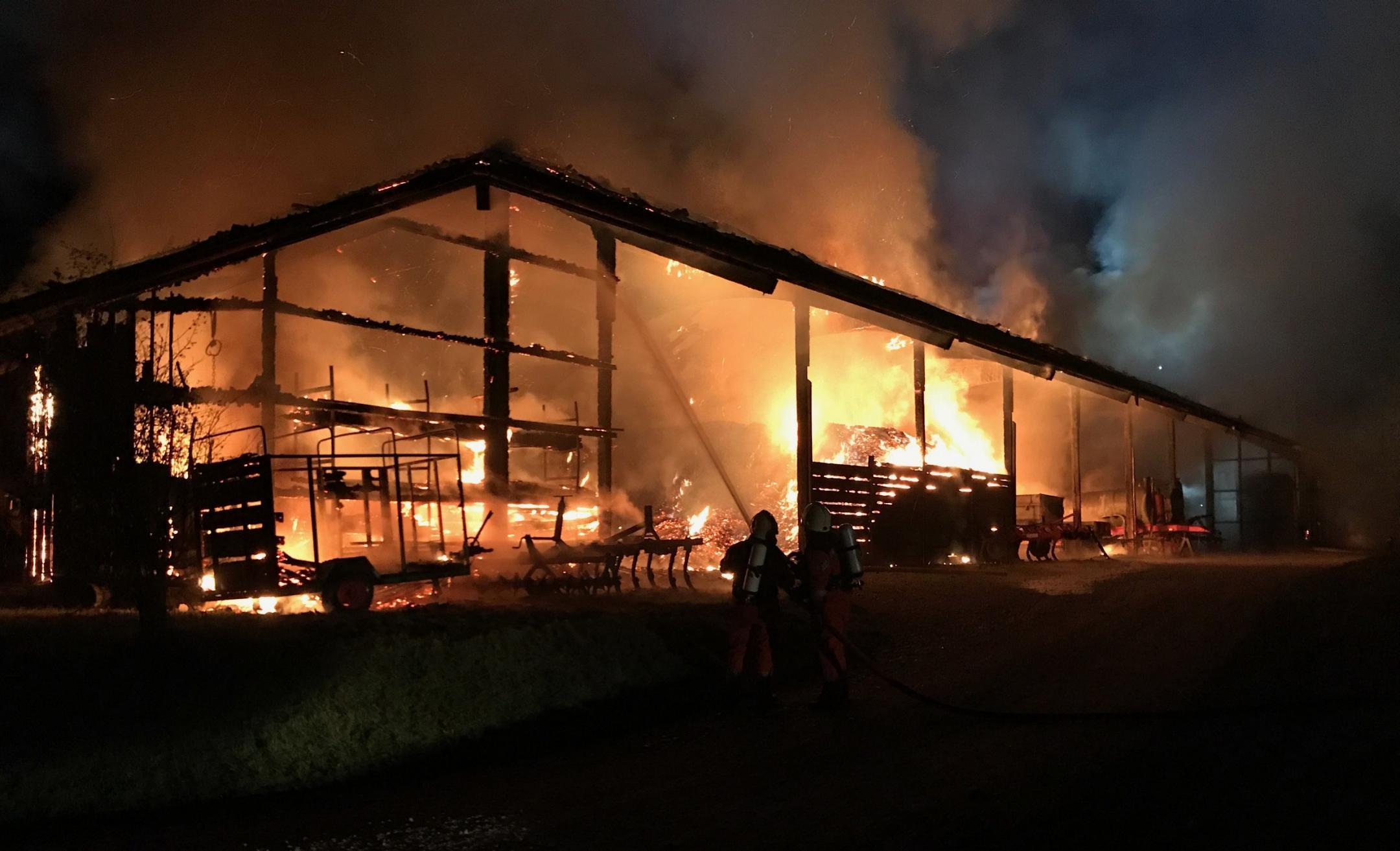Der Brand auf einem Bauernhof.