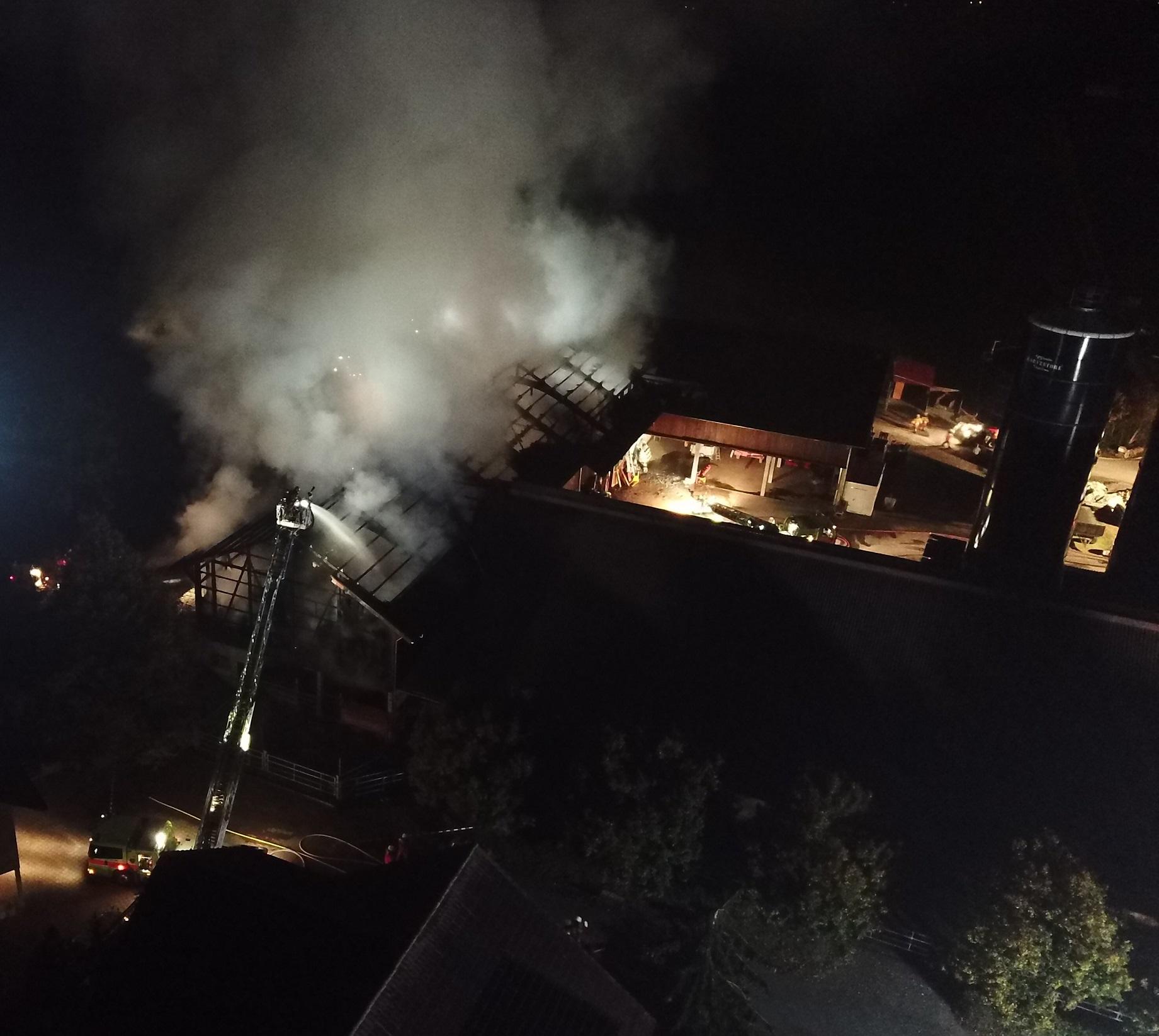 Der Brand auf einem Bauernhof.