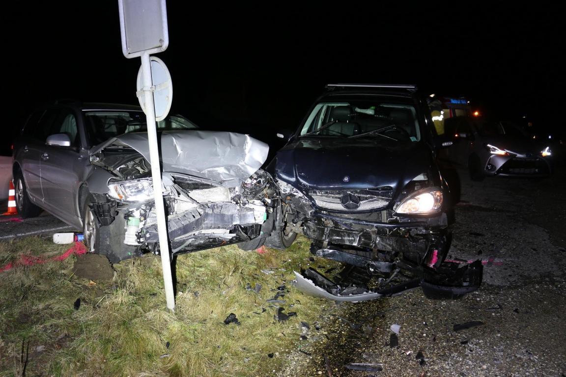 Übersichtsaufnahme der kollidierten Fahrzeuge.