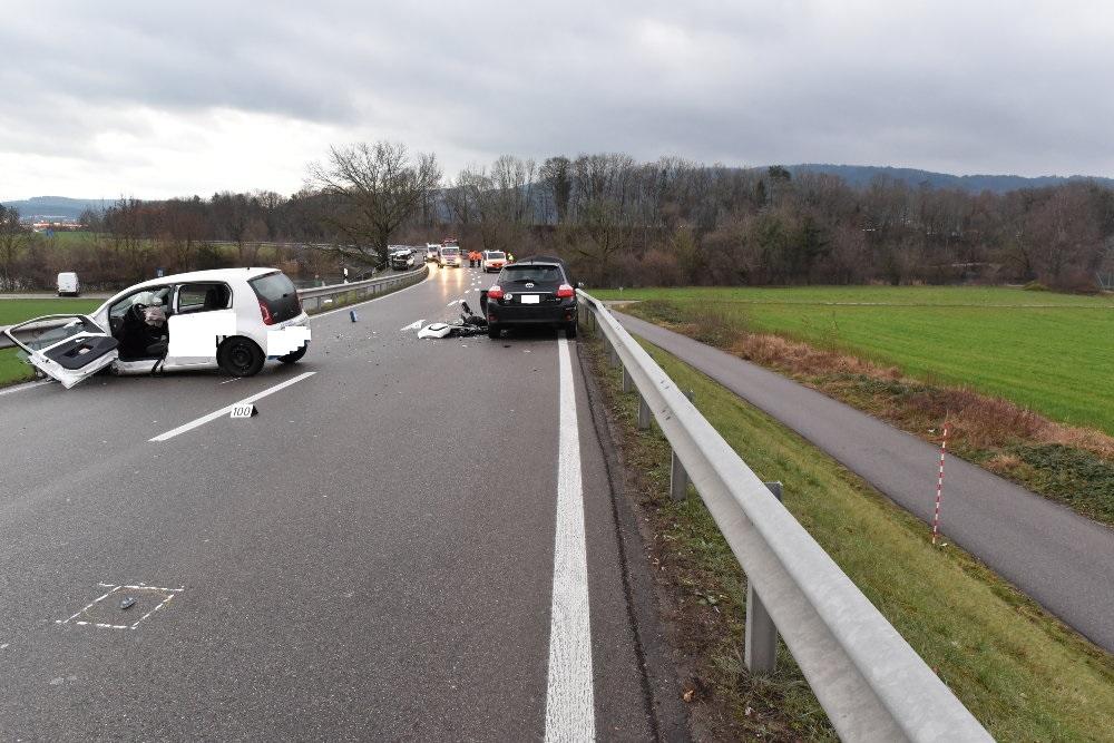 Die zwei kollidierten Autos am Unfallort.