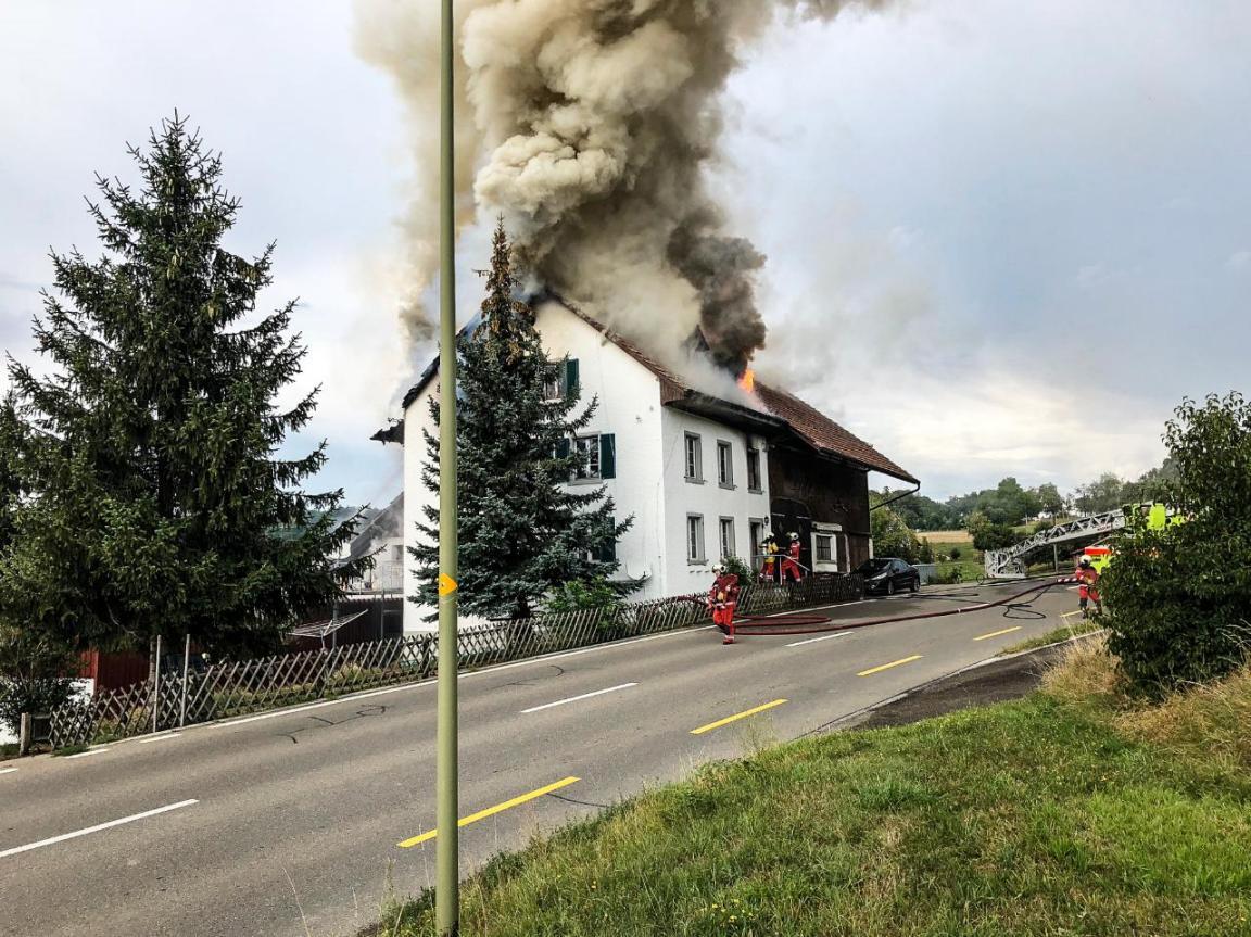 Das brennendes Haus und der Einsatz der Feuerwehr.