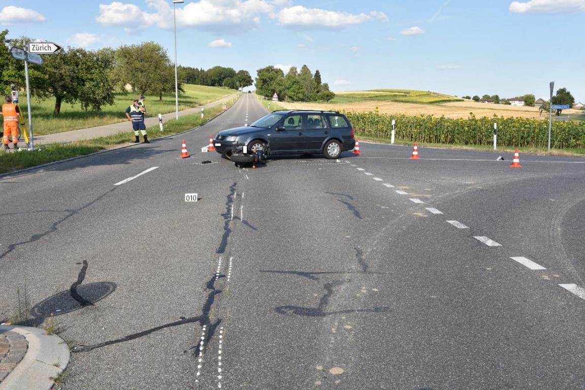 Übersichtsaufnahme der Unfallstelle: Die beteiligte Fahrzeuge.