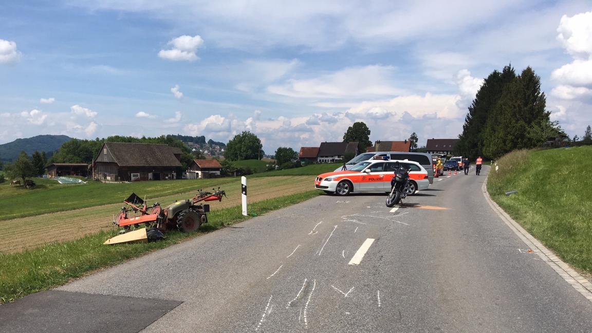 Unfallort: Kollision zwischen einem Motorrad und einem Handmotormäher in  Schönenberg.
