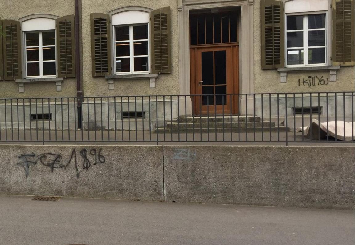   Sachbeschädigungen: Die Fassade mit schwarzen und silberfarbenen Schriftzügen.