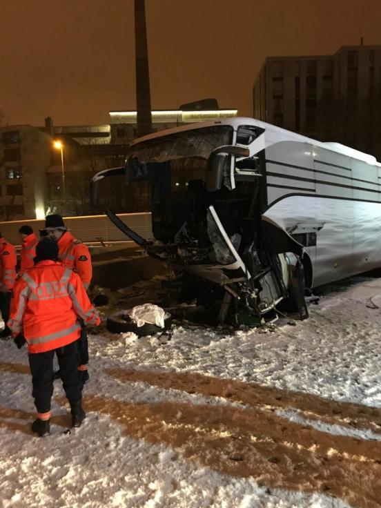 Unfallort: Der gestürzte Reisebus.
