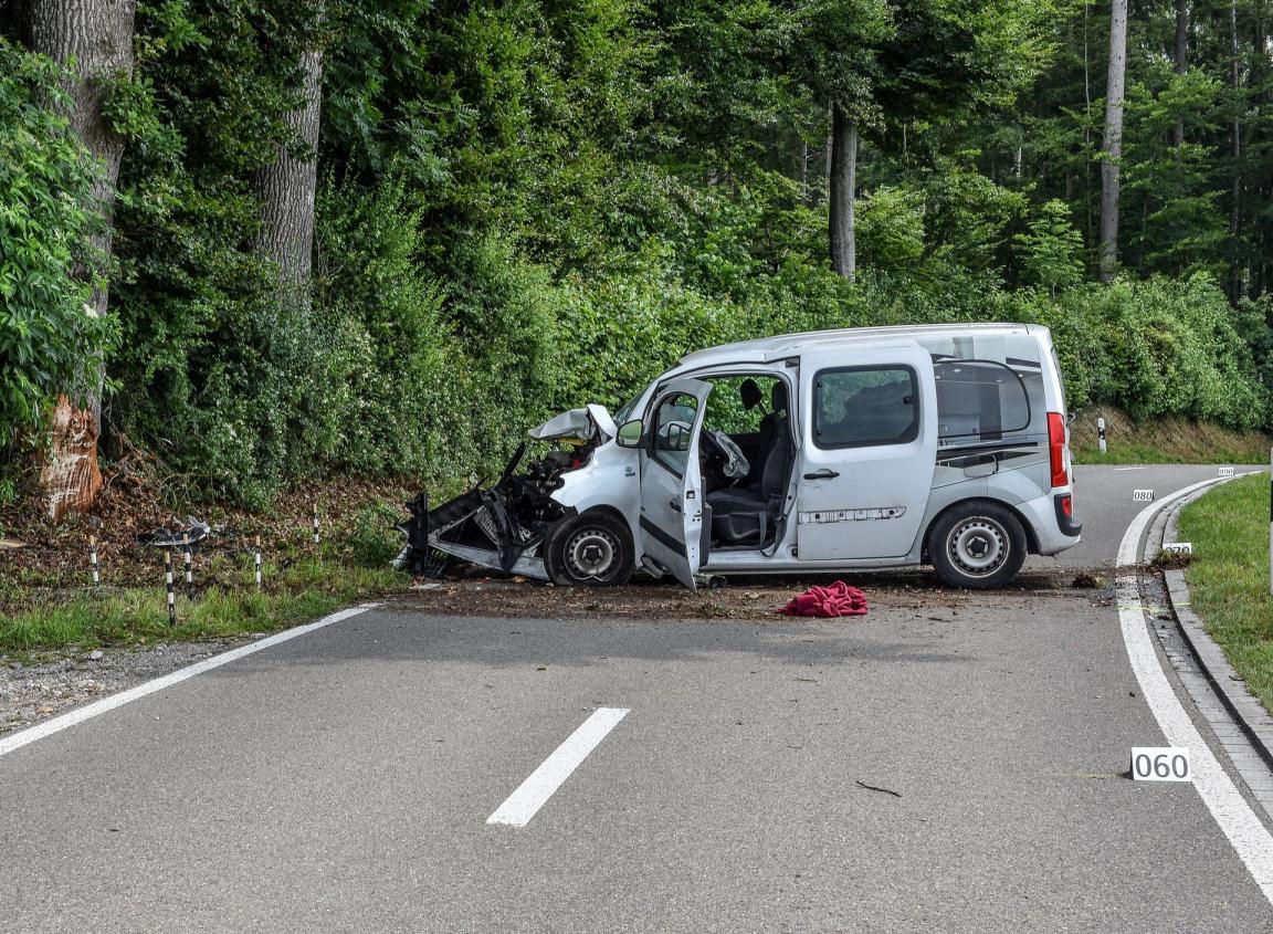 Unfallstelle: Der gestürzte Personenwagen. 