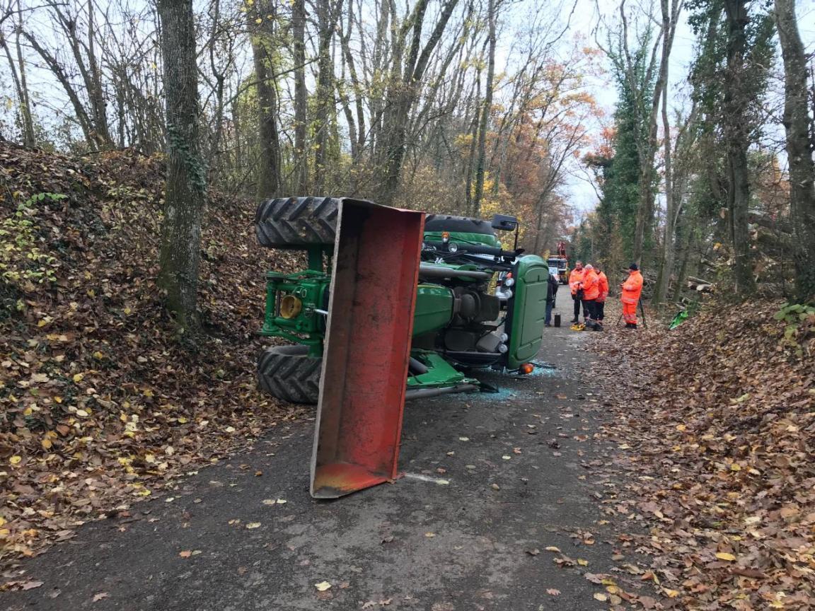Unfallort: Der gekippter Traktor.