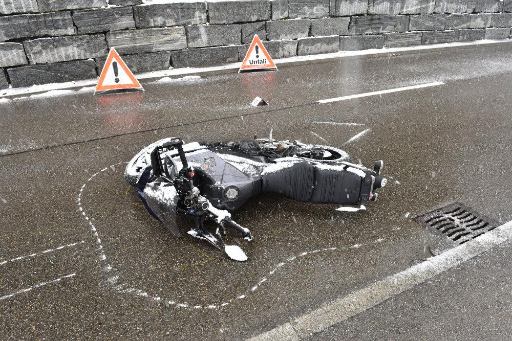 Unfallort: Das zerstörte Motorrad.