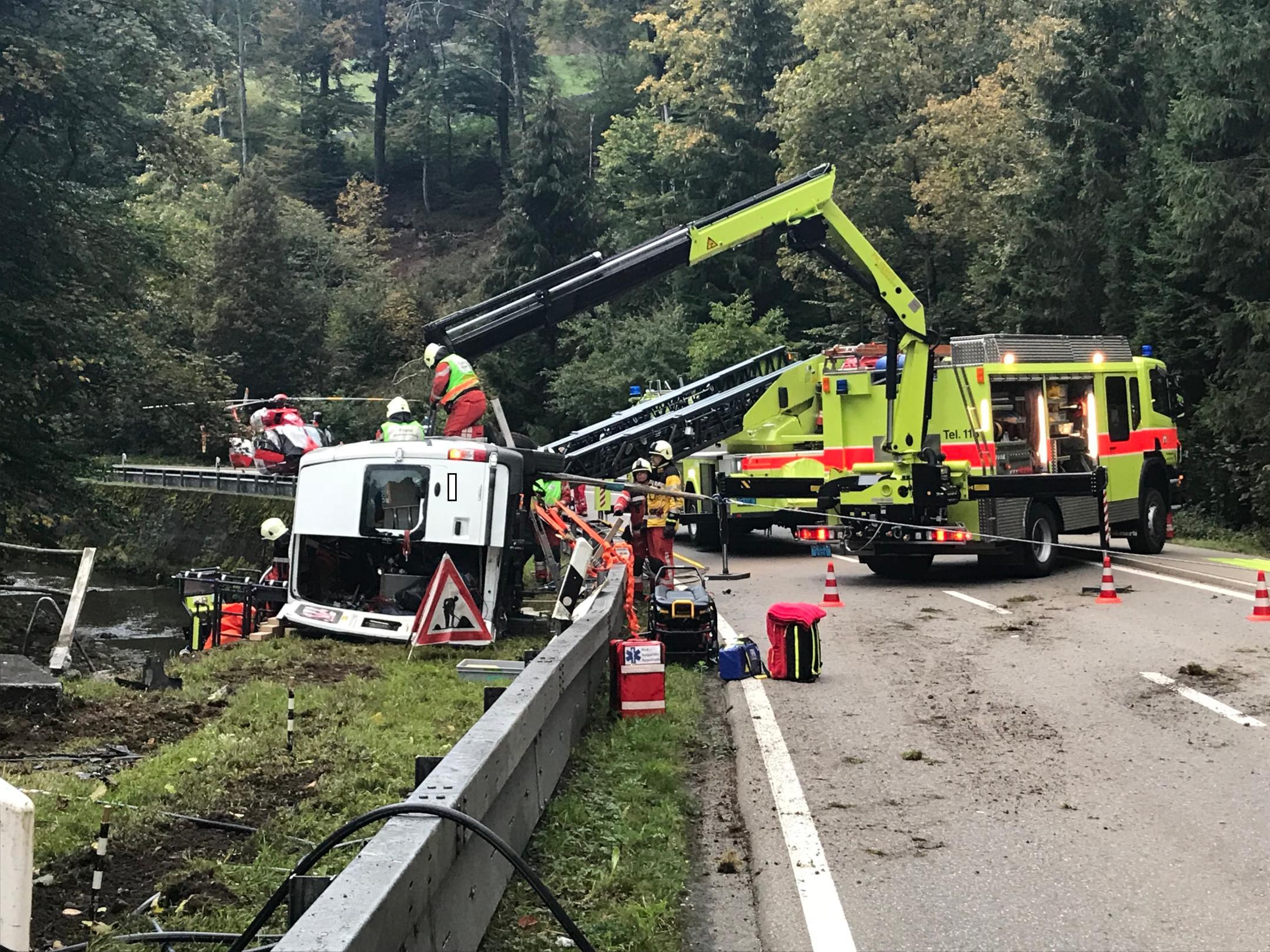 Unfallort: Eingeklemmtes Fahrzeug und die komplizierte Rettungsaktion. 
