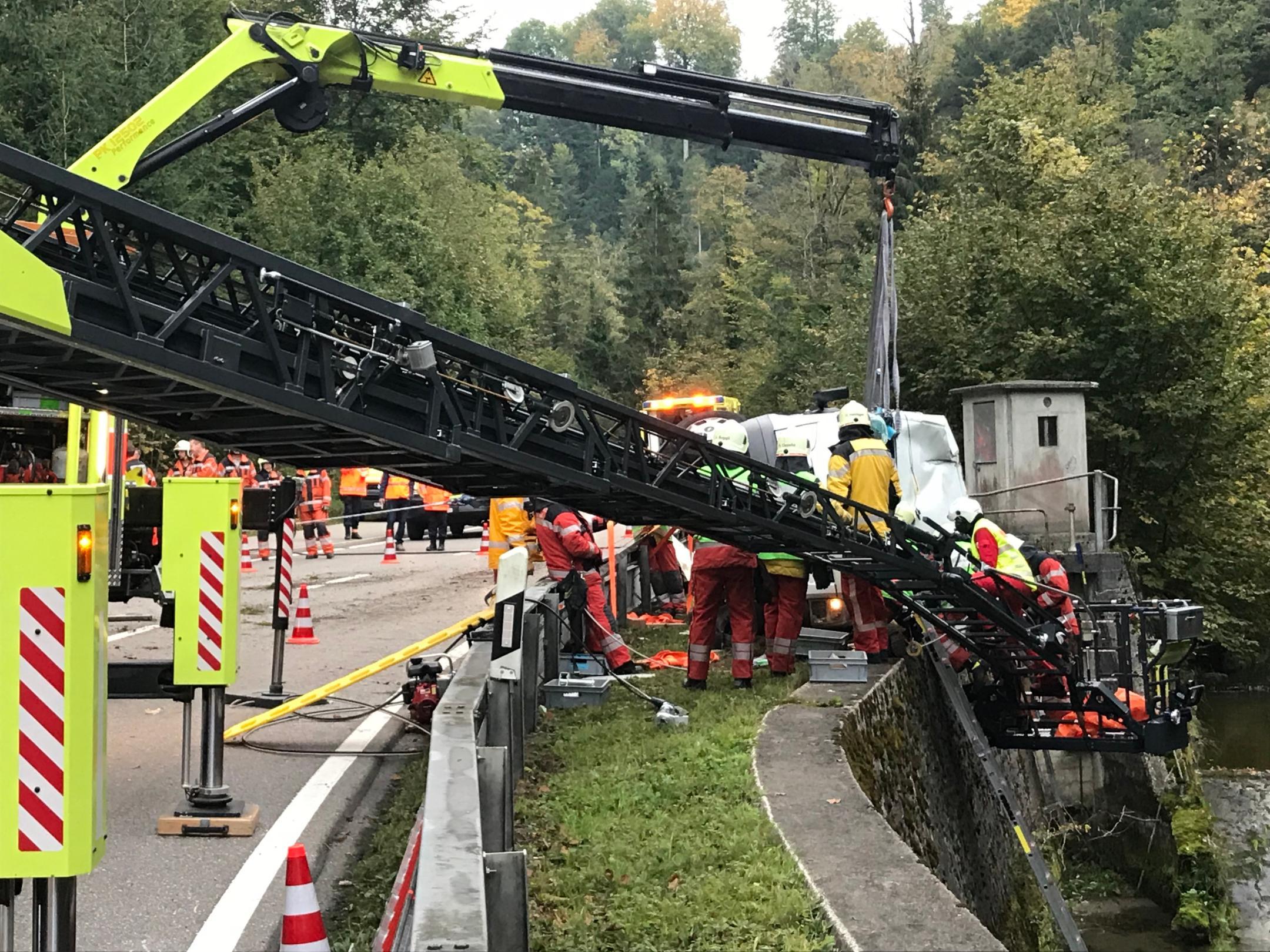 Unfallort: Eingeklemmtes Fahrzeug und die komplizierte Rettungsaktion. 