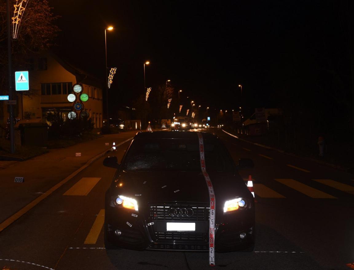 Das beteiligte Fahrzeug am Unfallort.