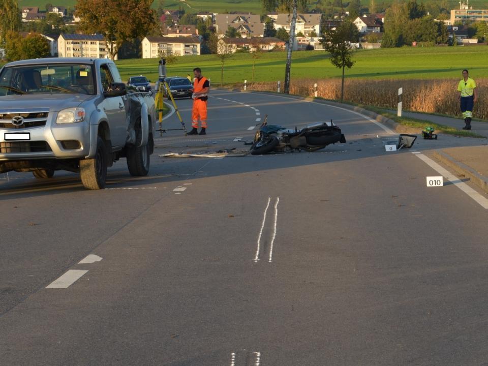 Beteiligte Fahrzeuge in Unfallendstellung. 