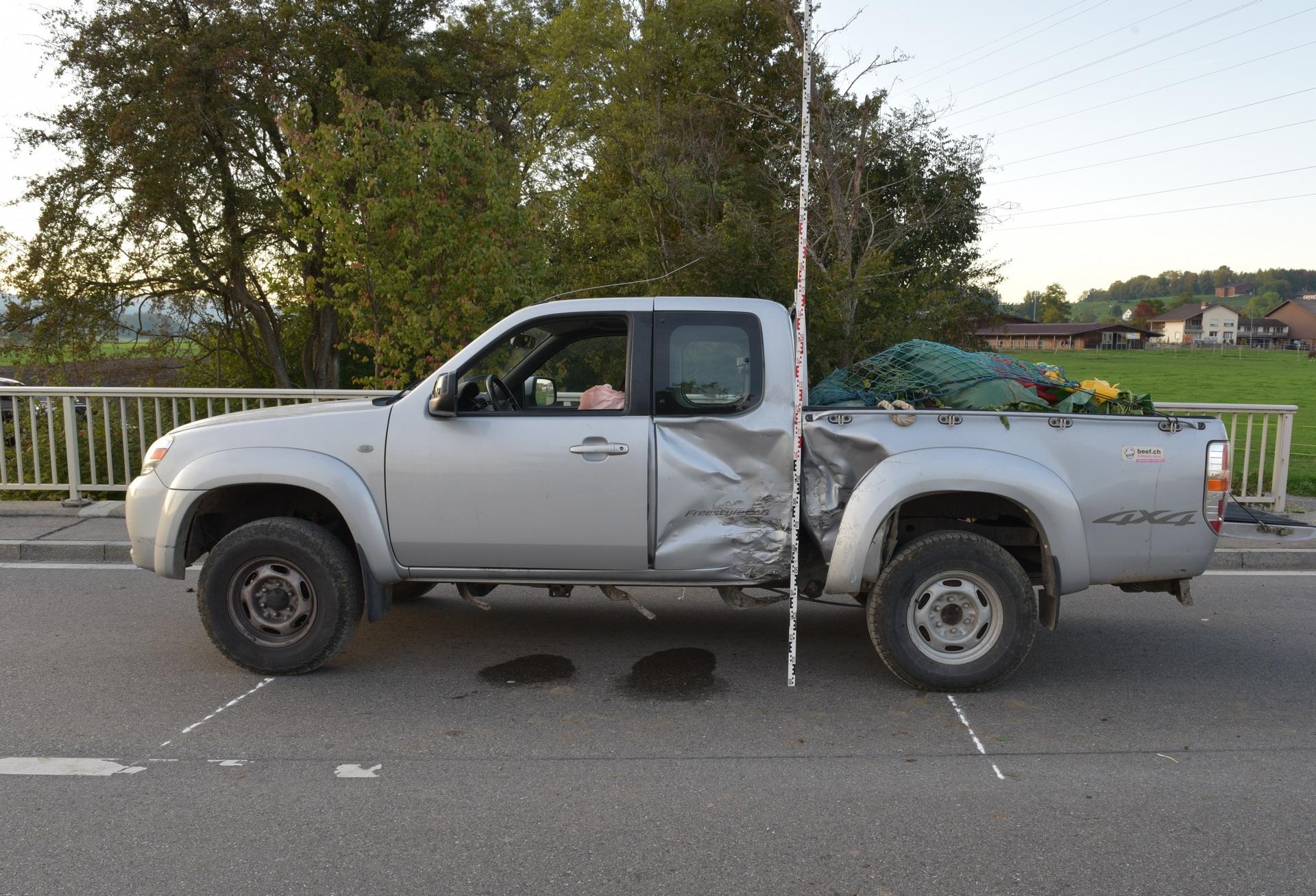 Der beteiligte Lieferwagen an der Unfallstelle.