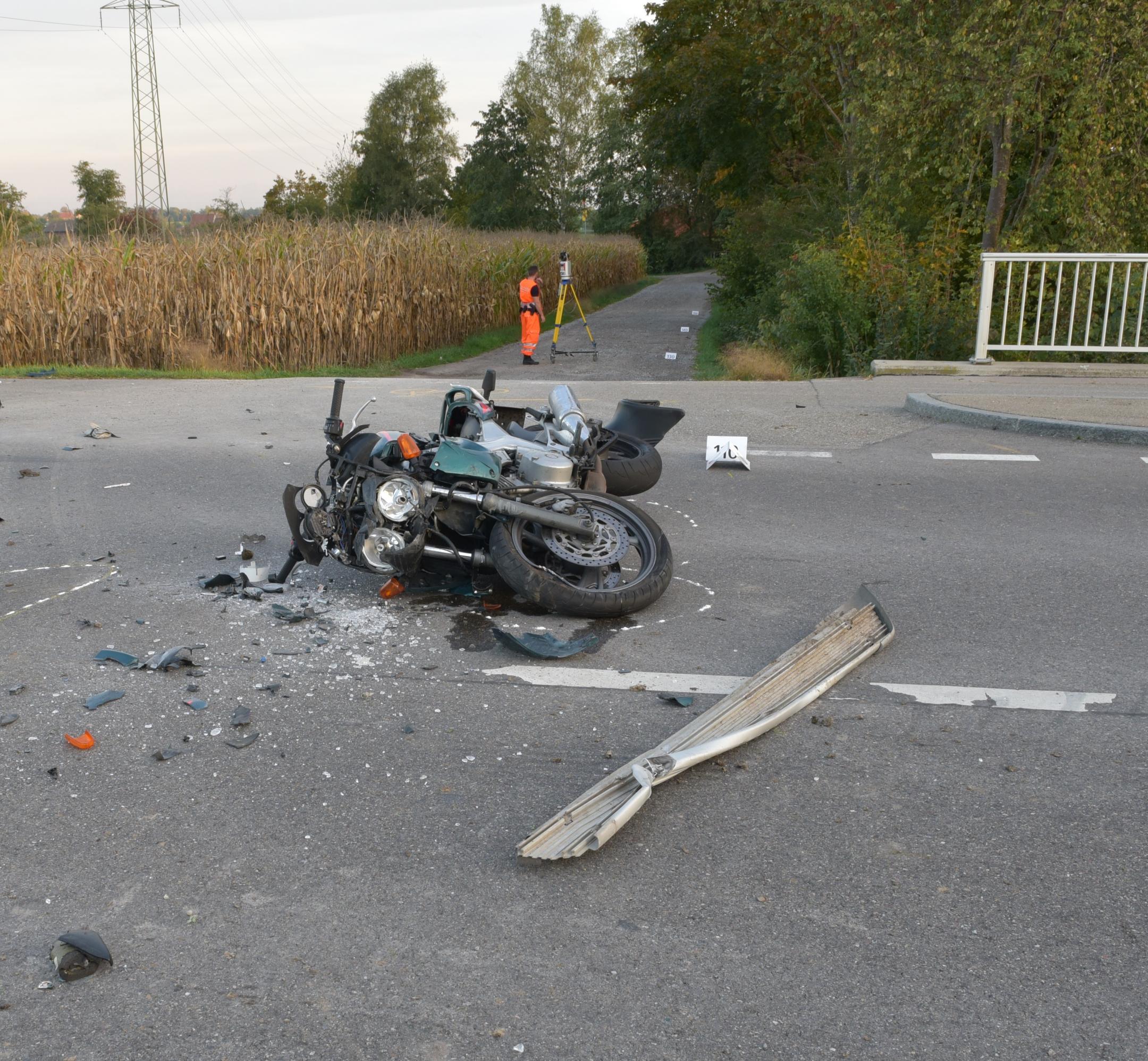Das beteiligte Motorrad an der Unfallstelle.