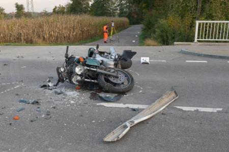 Das beteiligte Motorrad an der Unfallstelle.