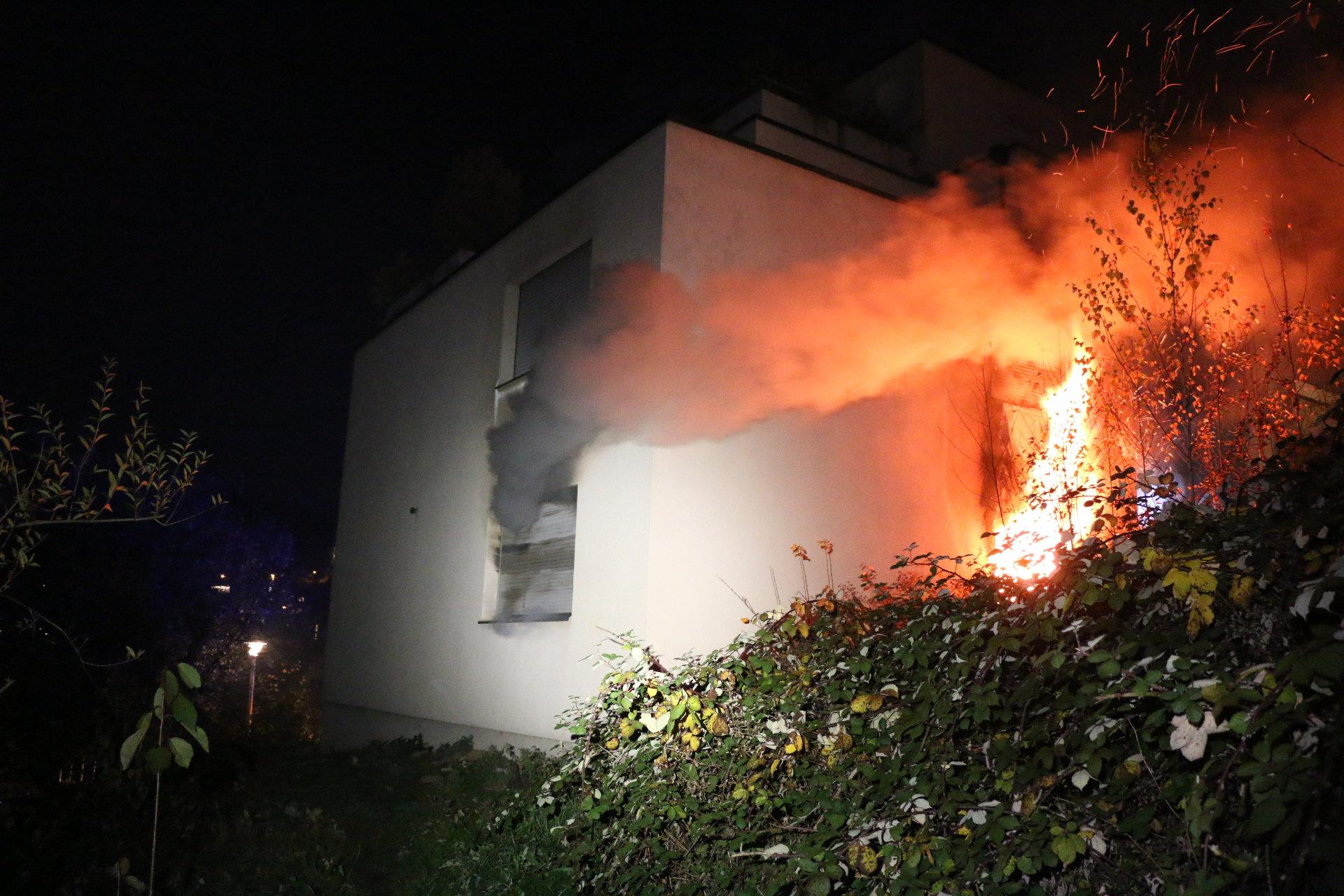 Die Wohnung in Flammen.