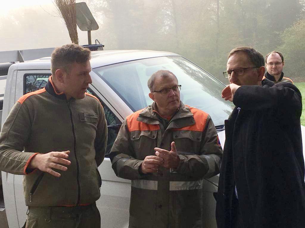 Sicherheitsdirektor Mario Fehr begrüsst Zivilschutzangehörige im Zürcher Weinland.