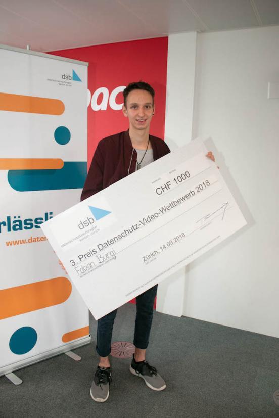 Fabian Bürg: Gewinner des 3. Preises freut sich über den Gewinn.