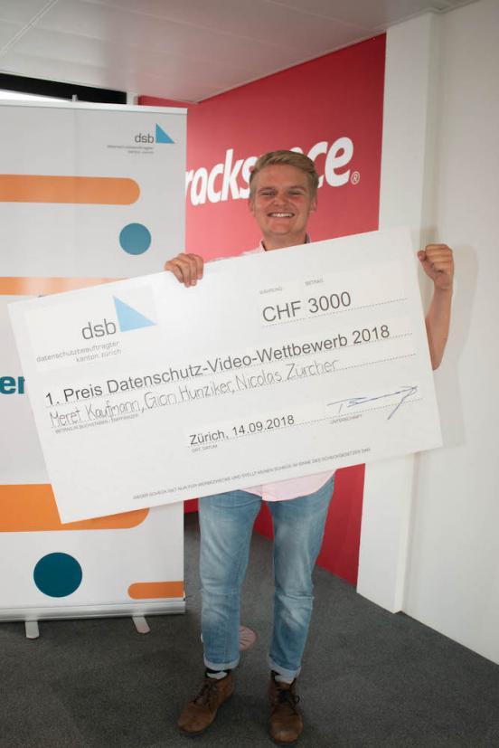 Nicolas Zürcher strahlt über den 1. Preis. 