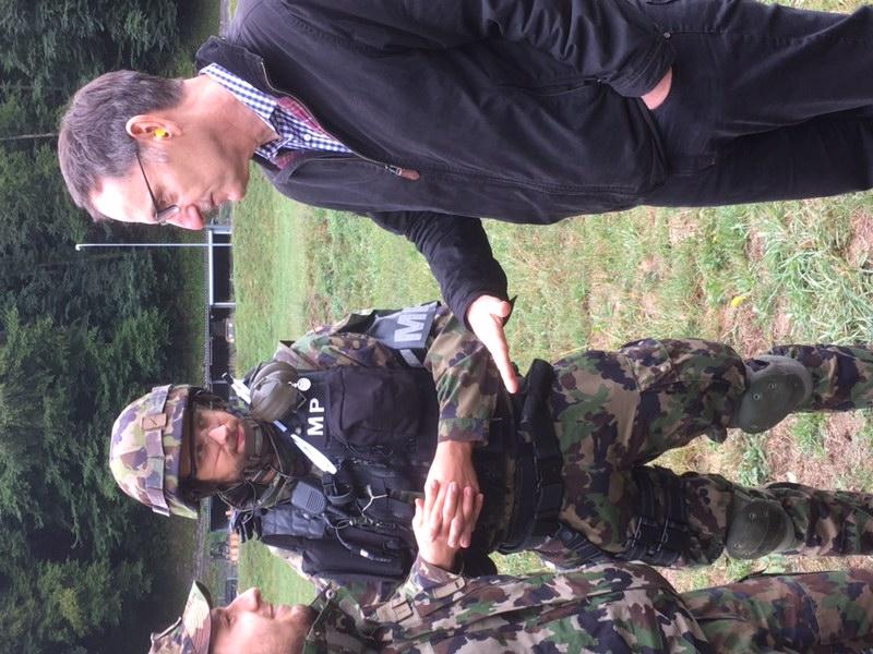 Regierungsrat im Gesprächt mit den Saldaten.