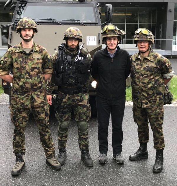 Regierungsrat Mario Fehr zum Besuch mit 3 Armeeangehörigen des Militärpolizeibataillons.