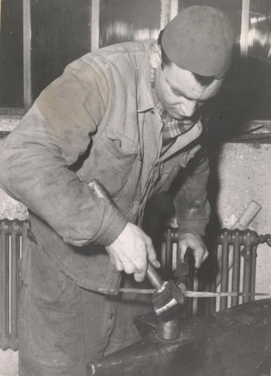  Ein Zögling der Arbeitserziehungsanstalt Uitikon in den 1950er-Jahren beim Schmieden.