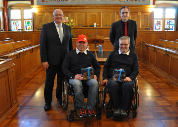 Züricher Teilnehmende: Paralympics-Curling-Athleten mit den beiden Regierungsräten.