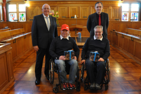 Züricher Teilnehmende: Paralympics-Curling-Athleten mit den beiden Regierungsräten.